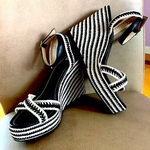🌺NWOT - Beautiful Stripe Wedge Sandals🌺